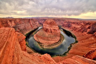 At nalı Bend günbatımı ve bulutlu hava, Utah, Kolorado Nehri üzerinde