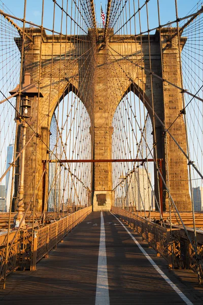 Brooklyn Bridge ved soloppgang, New York City – stockfoto