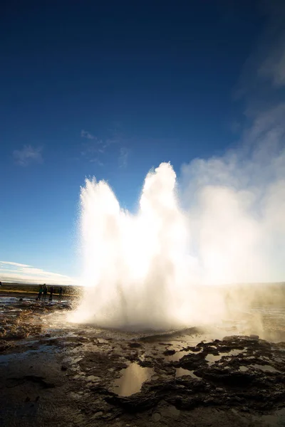 Wybuch gejzeru Strokkur Geysir przed słońcem, Islandia — Zdjęcie stockowe