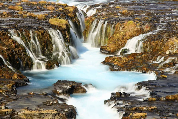 İzlanda'daki Bruarfoss şelale