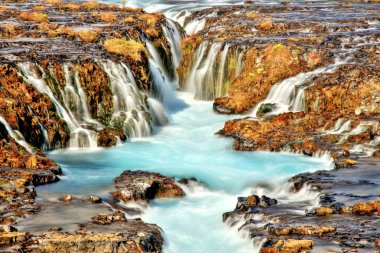 İzlanda'daki Bruarfoss şelale