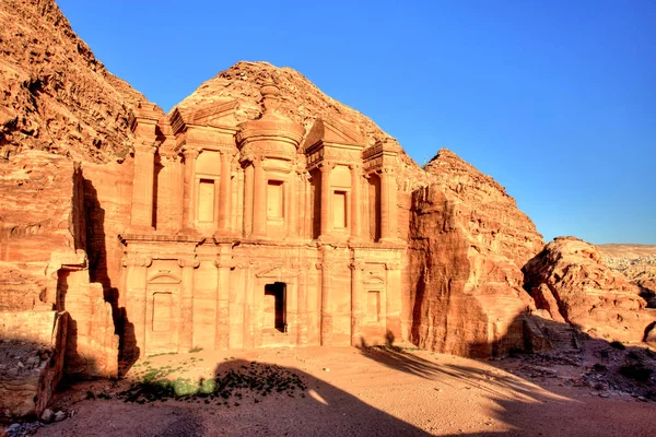 El Monasterio (El Dayr) en Petra Antigua Ciudad con un Sol Dorado, Jordania —  Fotos de Stock