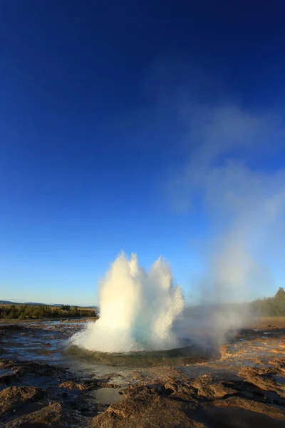 Strokkur geysir utbrott, Island — Stockfoto