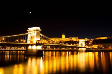 Alacakaranlıkta, Budapest Chain Bridge