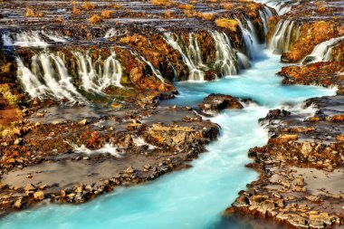 İzlanda'daki Bruarfoss şelale