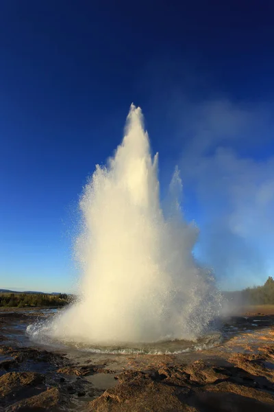 ストロックル ゲイシール噴火、アイスランド — ストック写真