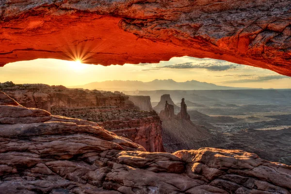 梅萨拱在日出，犹他州峡谷地国家公园 — 图库照片