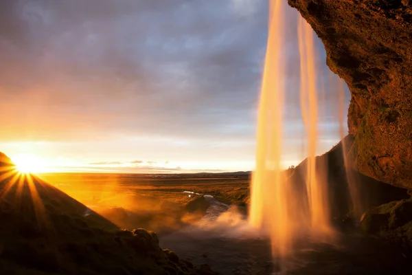 Wodospad seljalandfoss w zachód słońca, Islandia — Zdjęcie stockowe