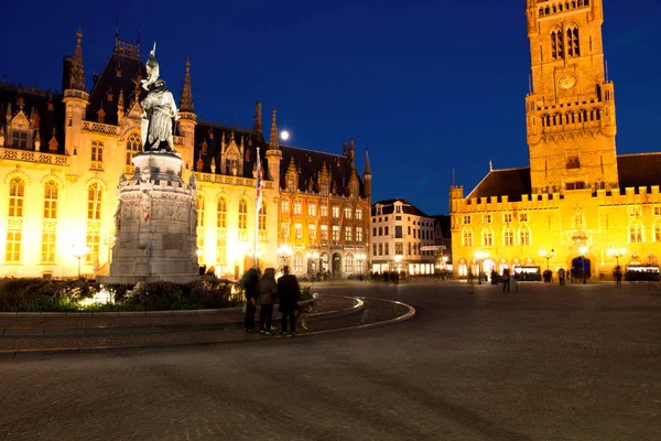 Grote Markt Square en la ciudad medieval de Brujas al anochecer, Bélgica — Foto de Stock