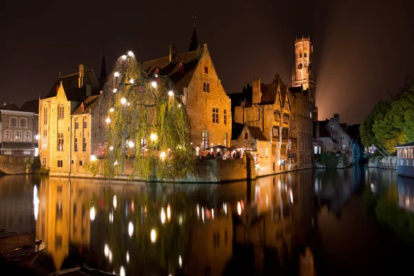 Historiska medeltida staden Brygge med floden Canal i skymningen, Belgien — Stockfoto