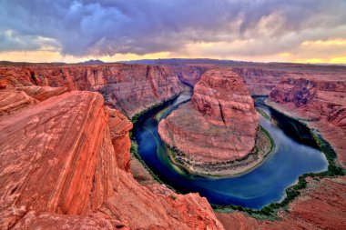 At nalı Bend günbatımı ve bulutlu hava, Utah, Kolorado Nehri üzerinde