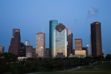 Mavi saatte ışıklı Houston şehir manzarası