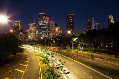 Mavi saatte ışıklı Houston şehir manzarası