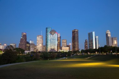 Mavi saatte ışıklı Houston şehir manzarası
