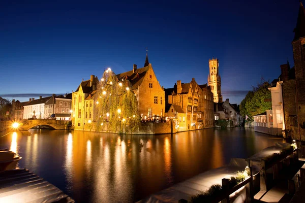 Ciudad medieval histórica de Brujas con canal fluvial al atardecer, Bélgica — Foto de Stock