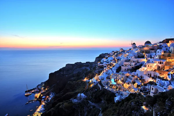 Byn Oia i solnedgången på ön Santorini Grekland — Stockfoto