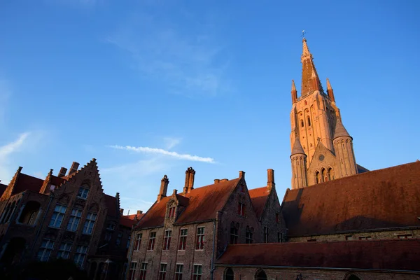 Ciudad medieval histórica de Brujas al atardecer, Bélgica — Foto de Stock