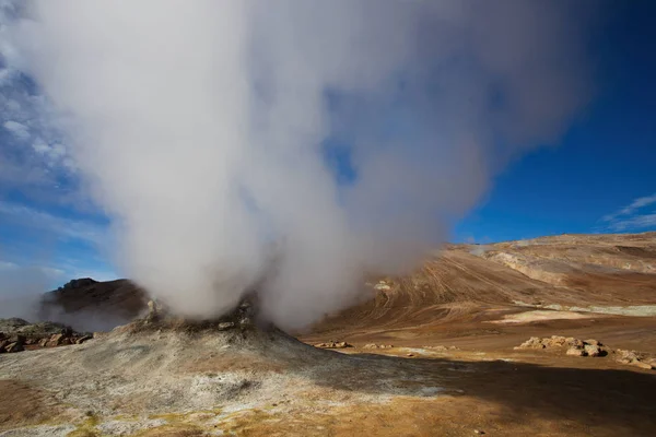 Hverir、アイスランド Namafjall 地熱地域における噴気フィールド — ストック写真