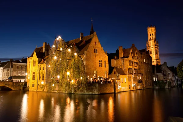 Ciudad medieval histórica de Brujas con canal fluvial al atardecer, Bélgica — Foto de Stock