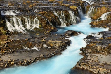 İzlanda'daki Bruarfoss şelale