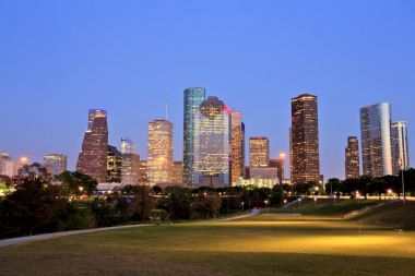 Mavi saatte ışıklı Houston şehir manzarası