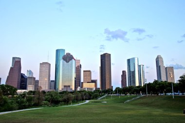 Gün batımında ışıklı Houston şehir manzarası
