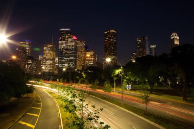 Mavi saatte ışıklı Houston şehir manzarası
