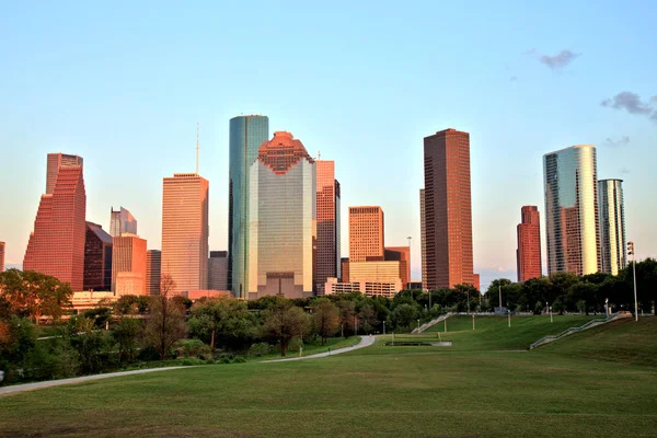Gün batımında ışıklı Houston şehir manzarası