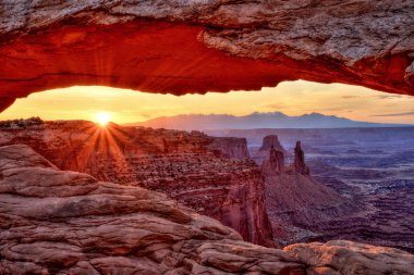 Mesa Arch adlı gündoğumu, Canyonlands Milli Parkı, Utah