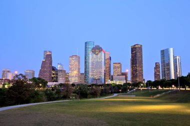 Mavi saatte ışıklı Houston şehir manzarası