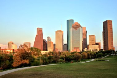 Gün batımında ışıklı Houston şehir manzarası