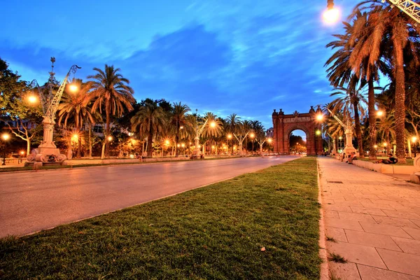 Arco del Triunfo en el Parc de la Ciutadella al atardecer, Barcelona — Foto de Stock