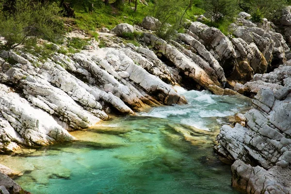 Widok z rzeki Soca w Parku Narodowego Triglav, Słowenia — Zdjęcie stockowe