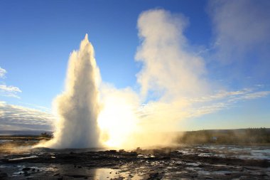 Güneş, İzlanda karşı Strokkur Geysir Erüpsiyonu