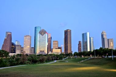 Mavi saatte ışıklı Houston şehir manzarası