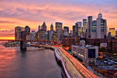 Gün batımında, New York'un Brooklyn Köprüsü ile aşağı Manhattan görünümünü