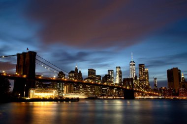 New York'un manhattan downtown brooklyn Köprüsü'nün alacakaranlıkta ile
