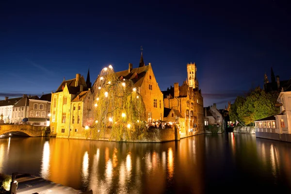 Historische middeleeuwse stad Brugge met rivier Canal in de schemering, België — Stockfoto