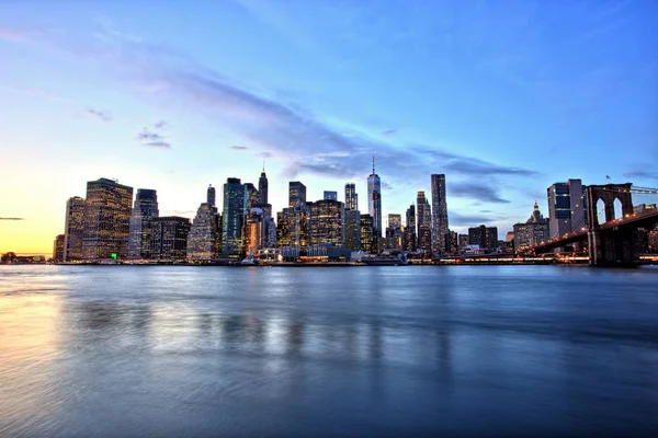 Nova Iorque Lower Manhattan com Brooklyn Bridge ao anoitecer — Fotografia de Stock