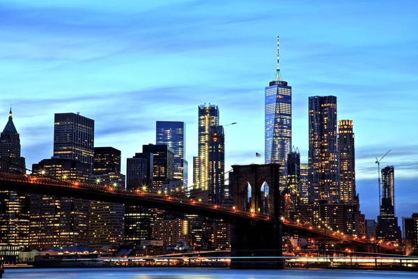 New york city manhattan downtown mit brooklyn bridge in der Abenddämmerung — Stockfoto