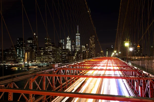 Brooklyn Bridge com Trilhas de Luz Desfocadas, Nova Iorque — Fotografia de Stock
