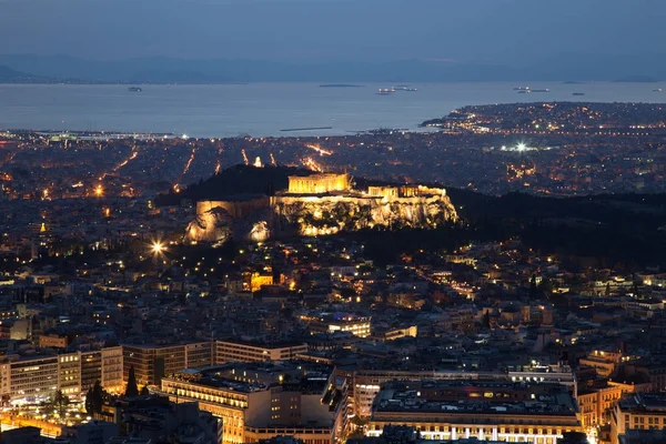 Acrópolis iluminada en Atenas, Grecia al atardecer — Foto de Stock