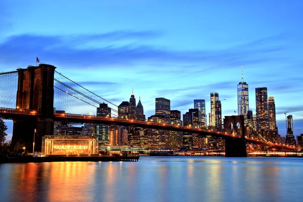 New Yorks manhattan downtown med brooklyn bridge i skymningen — Stockfoto