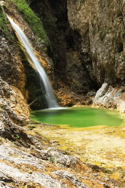 Wasserfall an der Soca-Quelle, Slowenien — Stockfoto
