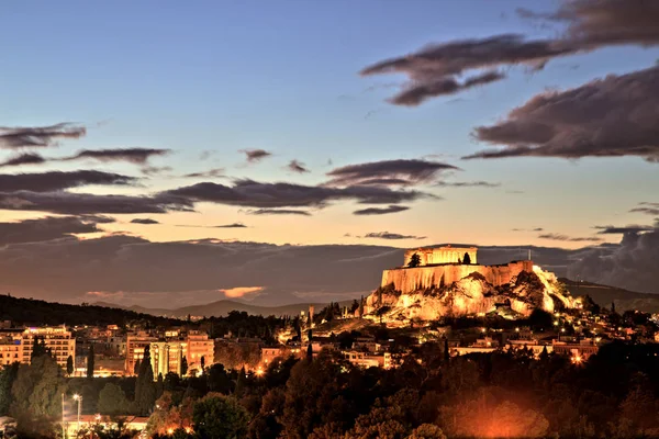 Upplyst Akropolis i Aten i skymningen — Stockfoto