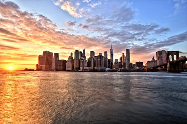 Нью-Йорк теряет Манхэттен с Бруклинским мостом на закате — стоковое фото