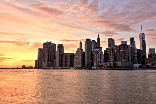 New York City nedre Manhattan med Brooklyn Bridge i solnedgången — Stockfoto