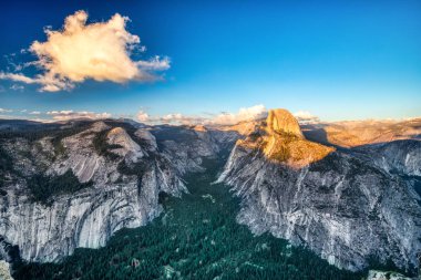 Yosemite Vadisi 'nde Günbatımında Aydınlatılmış Yarım Kubbe, Buzul Noktasından Görüş, Yosemite Ulusal Parkı