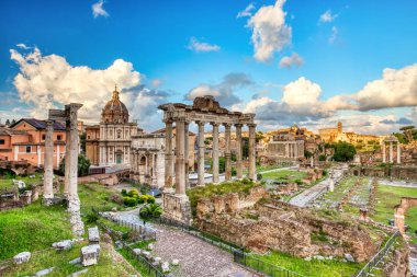 Romanum Forumu Parlak Bulutlu Renkli Günbatımından Aydınlandı,