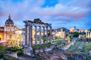 Roma, Alacakaranlık 'ta Aydınlanmış Forum Romanum